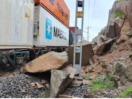 रेलवे ट्रैक पर गिरी चट्टान, ट्रेन का एक डिब्बा बेपटरी; साढ़े आठ घंटे ट्रैक रहा बाधित रेलवे ट्रैक पर गिरी चट्टान, ट्रेन का एक डिब्बा बेपटरी; साढ़े आठ घंटे ट्रैक रहा बाधित