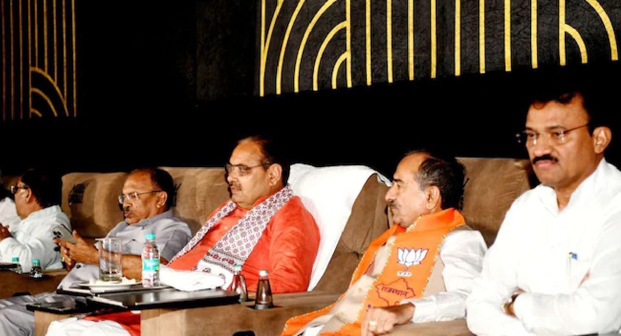 CM ने विधायकों के साथ देखी फिल्म 'वीर सावरकर',कांग्रेस ने किया बहिष्कार