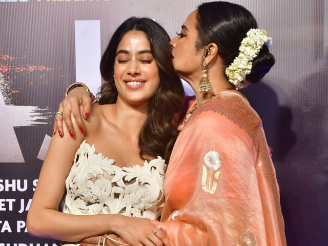 Rekha Kisses Janhvi Kapoor's Poster At Ulajh Screening