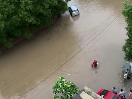 Watch: Zomato Agent Delivers Food Amid Heavy Rains, Company Responds Watch: Zomato Agent Delivers Food Amid Heavy Rains, Company Responds