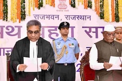 सीएम आवास पर राज्यपाल हरिभाऊ का जोरदार स्वागत सीएम आवास पर राज्यपाल हरिभाऊ का जोरदार स्वागत
