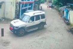 फर्जी क्राइम ब्रांच की टीम ने छापा मारा, घर से उड़ा ले गए करोड़ों फर्जी क्राइम ब्रांच की टीम ने छापा मारा, घर से उड़ा ले गए करोड़ों