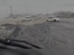 Flood News: देखते ही देखते तिनके की तरह बाढ़ के पानी में समा गई बोलेरो, लोगों ने ऐन वक्त पर ऐसे बचाई जान