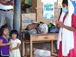 माता-पिता को वायनाड लैंडस्लाइड में खो चुकीं दो छोटी बच्चियों का वायरल वीडियो, राहत शिविर में एआर रहमान का गाना गाती दिखीं मासूम माता-पिता को वायनाड लैंडस्लाइड में खो चुकीं दो छोटी बच्चियों का वायरल वीडियो, राहत शिविर में एआर रहमान का गाना गाती दिखीं मासूम