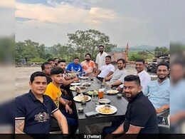 MS Dhoni: रांची में अपने दोस्तों संग कुछ इस अंदाज़ में नजर आये धोनी, सोशल मीडिया पर वायरल हुई तस्वीर MS Dhoni: रांची में अपने दोस्तों संग कुछ इस अंदाज़ में नजर आये धोनी, सोशल मीडिया पर वायरल हुई तस्वीर