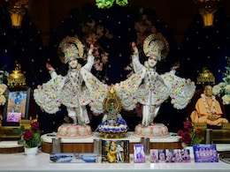 देशभर में कृष्ण जन्माष्टमी की धूम, रंग-बिरंगी लाइटों से सजे कान्हा के मंदिर देशभर में कृष्ण जन्माष्टमी की धूम, रंग-बिरंगी लाइटों से सजे कान्हा के मंदिर