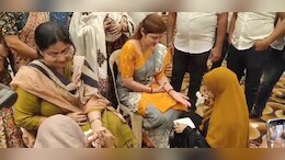 आधी बदलापुरात सहानुभूती मग उल्हासनगरात जाऊन हातावर मेहंदी, चाकणकरांचं चाललंय काय?