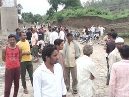 कालीसिंध के तेज बहाव में बाइक सहित 3 लोग बहें, एक महिला भी शामिल, रेस्क्यू ऑपरेशन जारी कालीसिंध के तेज बहाव में बाइक सहित 3 लोग बहें, एक महिला भी शामिल, रेस्क्यू ऑपरेशन जारी