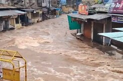बूंदी में नदी नाले उफान पर, मजबूर लोग  क्यों कह रहे 'खाने के पैकेट नहीं चाहिए...'