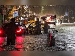 झमाझम बारिश ने दिल्ली-NCR में रोकी गाड़ियों की रफ्तार, ट्रैफिक जाम से बचना है तो जान लीजिए ये रूट झमाझम बारिश ने दिल्ली-NCR में रोकी गाड़ियों की रफ्तार, ट्रैफिक जाम से बचना है तो जान लीजिए ये रूट