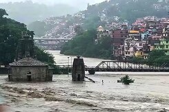 Himachal Flash Floods: Rampur में तबाही का मंजर, बदल फटने से आई बाढ़ में 10 स्कूली बच्चे लापता Himachal Flash Floods: Rampur में तबाही का मंजर, बदल फटने से आई बाढ़ में 10 स्कूली बच्चे लापता