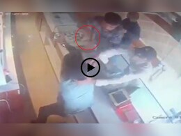 पुण्यात चाललंय काय? पिस्तुलाचा धाक दाखवत भर दिवसा ज्वेलर्सला लुटले, धक्कादायक व्हिडीओ