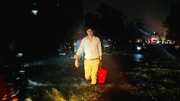 जयपुर की भारी बारिश में फंसे सांसद राजकुमार रोत, घुटने तक पानी में 2 KM पैदल चलकर पहुंचे रेलवे स्टेशन