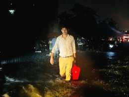 जयपुर की भारी बारिश में फंसे सांसद राजकुमार रोत, घुटने तक पानी में 2 KM पैदल चलकर पहुंचे रेलवे स्टेशन