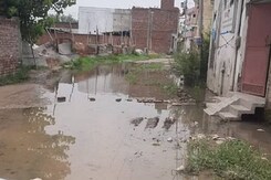 छीतरिया ताल का पानी ओवरफ्लो लोगों के घरों में घुस रहा पानी छीतरिया ताल का पानी ओवरफ्लो लोगों के घरों में घुस रहा पानी