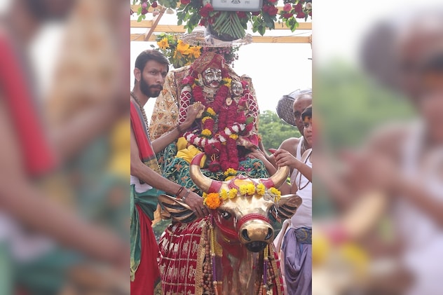 प्रजा का हाल जानने के लिए बाबा महाकाल नगर भ्रमण पर निकले. प्रजा का हाल जानने के लिए बाबा महाकाल नगर भ्रमण पर निकले.