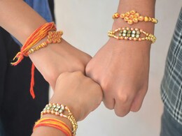 Rakhi niyam : राखी बांधते समय कितनी गांठ लगानी चाहिए और इस समय चेहरा किधर होना चाहिए, जानिए यहां सही नियम Rakhi niyam : राखी बांधते समय कितनी गांठ लगानी चाहिए और इस समय चेहरा किधर होना चाहिए, जानिए यहां सही नियम
