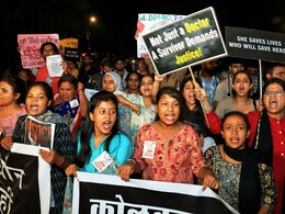 केंद्र सरकार के साथ हड़ताल कर रहे डॉक्‍टरों की बैठक, सेंट्रल प्रोटेक्‍शन एक्‍ट लागू करने की मांग