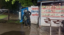 Snake Viral Video: कोटा के सरस डेयरी में 10 फीट लंबा अजगर देख लोग हैरान, डर के मारे दांतों से दबाने लगे उंगलियां