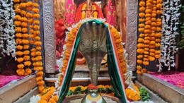 ओंकारेश्वर ज्योतिर्लिंग में मना आजादी का उत्सव, तिरंगे के रंगों से सजा भगवान ओंकार का दरबार