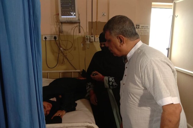 जनरल वार्ड का निरीक्षण  करते हुए चिकित्सा मंत्री