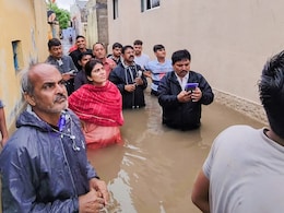 VIDEO: गुजरात के बाढ़ में फंसे लोगों की मदद के लिए उतरीं रिवाबा जडेजा, कमर तक पानी में उतरकर किए ये काम VIDEO: गुजरात के बाढ़ में फंसे लोगों की मदद के लिए उतरीं रिवाबा जडेजा, कमर तक पानी में उतरकर किए ये काम
