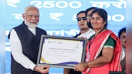 Lakhpati Didi Scheme : महिलांचं भाग्य बदलणारी 'लखपती दीदी' योजना काय आहे? कसा करणार अर्ज?