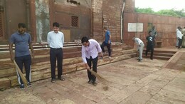 धौलपुर में कलेक्टर- एसपी ने शहर में लगाई झाड़ू, &nbsp;लोगों को दिया साफ-सफाई का संदेश