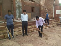 धौलपुर में कलेक्टर- एसपी ने शहर में लगाई झाड़ू,  लोगों को दिया साफ-सफाई का संदेश