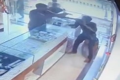Video: 3 Men Rob Pune Jewellery Shop At Gunpoint In 20 Seconds Video: 3 Men Rob Pune Jewellery Shop At Gunpoint In 20 Seconds
