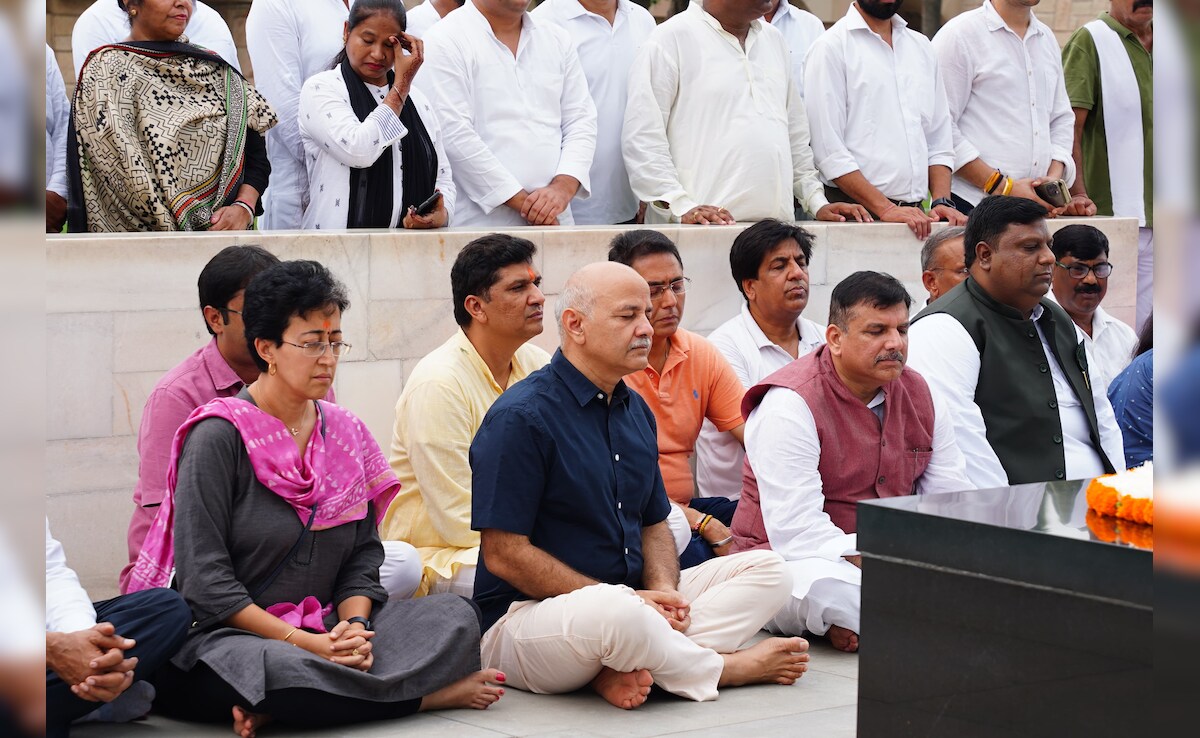 बापू की समाधि पर पहुंचे मनीष सिसोदिया काफी गंभीर मुद्रा में दिखे. वह आंखें बंद कर काफी देर तक बापू की समाधि के सामने बैठे रहे. इस दौरान उनके साथ आतिशी, संजय सिंह, सौरभ भारद्वाज समेत तमाम नेता मौजूद थे.