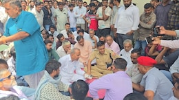 Rajasthan Crime: राजस्थान के बाड़मेर में बढ़ा गतिरोध, शव लेकर धरने पर बैठे लोग, पुलिस पर लगाए गंभीर आरोप