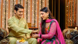 Raksha Bandhan 2025 : रक्षाबंधन कधी आहे? लाडक्या बहिणीला देण्यासाठी बेस्ट 20 गिफ्ट, तिला नक्की आवडेल!