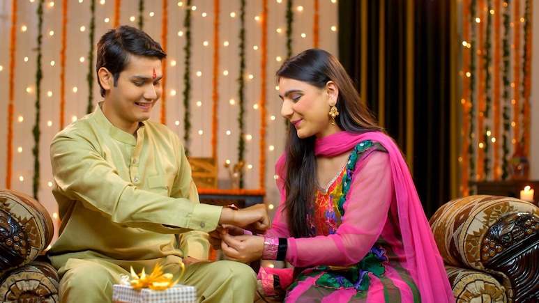 Raksha Bandhan 2025 : रक्षाबंधन कधी आहे? लाडक्या बहिणीला देण्यासाठी बेस्ट 20 गिफ्ट, तिला नक्की आवडेल!