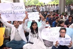 Delhi's RML Hospital Doctors Protest Over Rape And Death Of Woman Doctor In Bengal Delhi's RML Hospital Doctors Protest Over Rape And Death Of Woman Doctor In Bengal