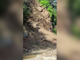 केदारघाटी में भारी बारिश के बाद फिर भूस्खलन, डोलिया देवी के पहाड़ टूट कर सड़क पर गिरा