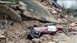 Rajasthan: डूंगरपुर में भारी बारिश से पीडब्ल्यूडी क्वार्टर हुआ धराशायी, मलबे में दबने से बाइक हुई क्षतिग्रस्त