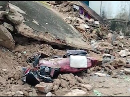 Rajasthan: डूंगरपुर में भारी बारिश से पीडब्ल्यूडी क्वार्टर हुआ धराशायी, मलबे में दबने से बाइक हुई क्षतिग्रस्त Rajasthan: डूंगरपुर में भारी बारिश से पीडब्ल्यूडी क्वार्टर हुआ धराशायी, मलबे में दबने से बाइक हुई क्षतिग्रस्त