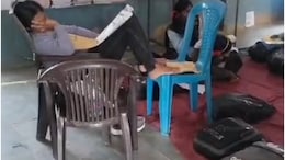 Alwar Viral Video: क्लास रूम में कुर्सी पर पैर रखकर सो रहीं PTI टीचर का वीडियो वायरल, शिक्षा विभाग ने लिया एक्शन
