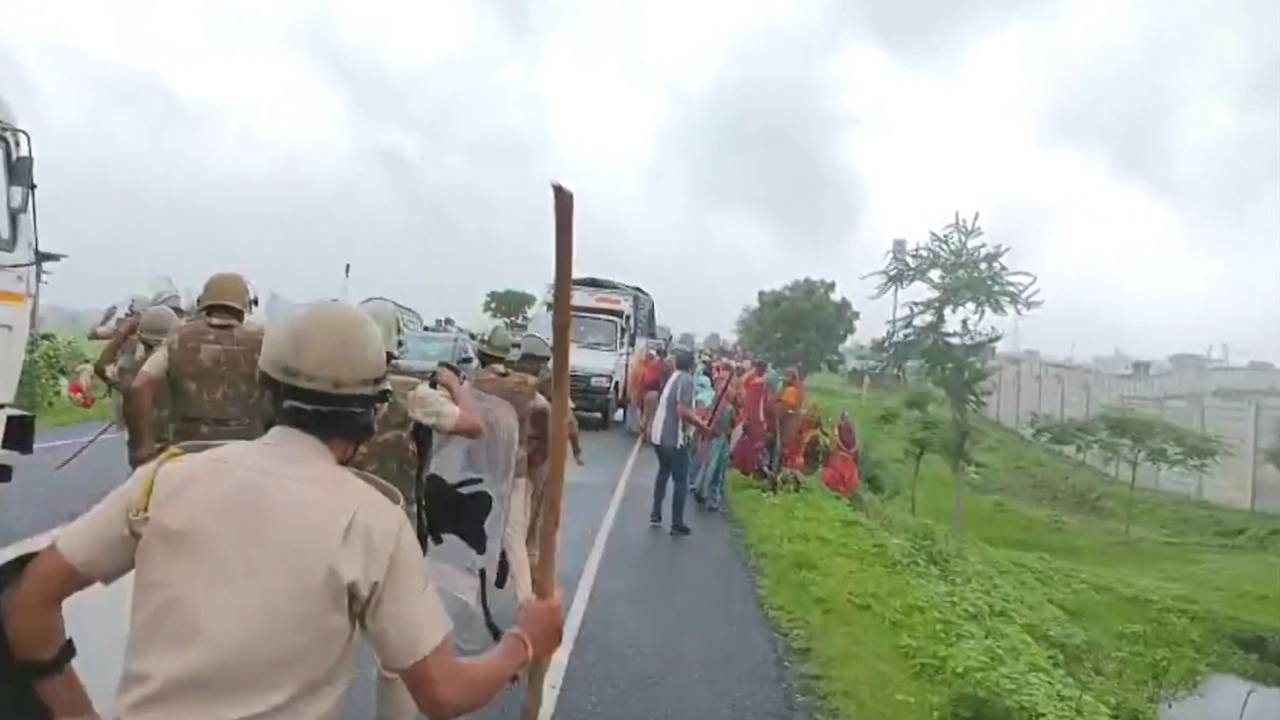 Banswara Land Dispute: पुलिस से भिड़े आदिवासी, मांगी ज़मीन के बदले ज़मीन