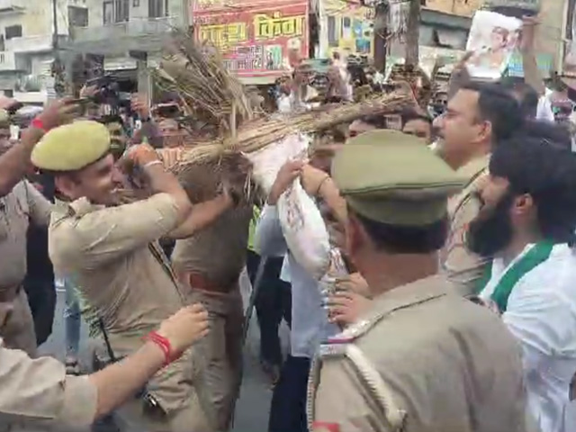 Video: Tug-Of-War Between Protesters, UP Cops Over Kangana Ranaut's Effigy