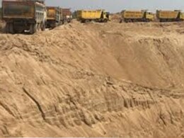 MP में रेत माफिया ने राजस्व अधिकारी की गाड़ी पर चढ़ाई ट्रैक्टर-ट्रॉली, जान से मारने की भी की कोशिश, जानें पूरा मामला