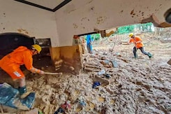 Wayanad Landslides: वायनाड में अभी भी जारी है लापता लोगों की तलाश Wayanad Landslides: वायनाड में अभी भी जारी है लापता लोगों की तलाश