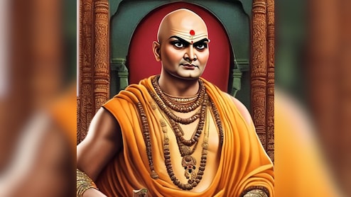 बुढ़ापे में भी चाहिए जवानी सी ताकत? शक्ति बढ़ाने के लिए घोल कर पी जाएं चाणक्य की ये 3 बातें