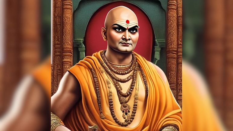 बुढ़ापे में भी चाहिए जवानी सी ताकत? शक्ति बढ़ाने के लिए घोल कर पी जाएं चाणक्य की ये 3 बातें