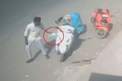 Pune Couple Stops To Eat Vada Pav, Thief Steals Their 5 Lakh Jewellery Pune Couple Stops To Eat Vada Pav, Thief Steals Their 5 Lakh Jewellery