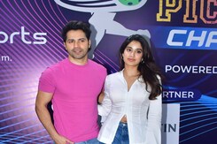 Janhvi Kapoor And Varun Dhawan Strike A Pose - Picture-Perfect Janhvi Kapoor And Varun Dhawan Strike A Pose - Picture-Perfect