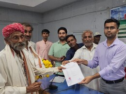 पाकिस्तान से आए 20 विस्थापितों को मिली भारतीय नागरिकता, नम आखों से बोले- 'आज मुझे नया जन्म मिला'