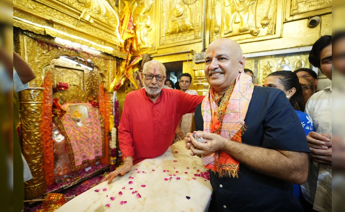 मनीष सिसोदिया राजघाट जाएंगे और फिर डीडीयू मार्ग स्थित आप मुख्यालय में पार्टी नेताओं, कार्यकर्ताओं और मीडिया को संबोधित करेंगे. कार्यालय के आसपास सुबह से ही भारी संख्या में पुलिस बल तैनात किया गया है.