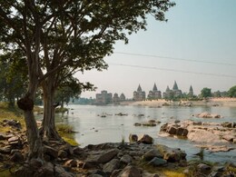 "हमारी रक्षा करना....", MP में महिलाओं ने नदी को बाँधी राखी, देखिए तस्वीरें 